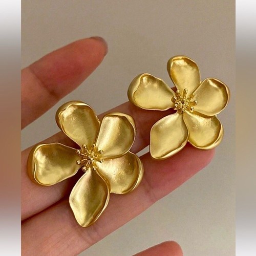 Gold flower stud earrings