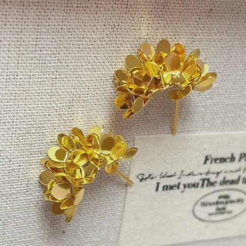 Gold tone flower stud - gold,